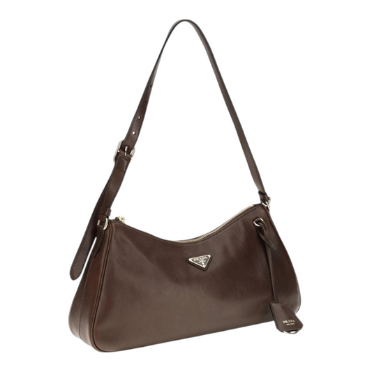 Bolso de hombro Prada Aimée en piel marrón con logo triangular esmaltado y cierre de cremallera de XT & Co
