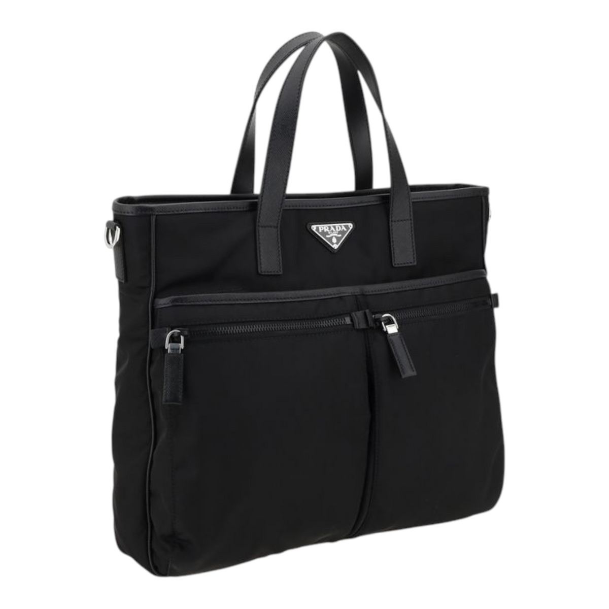 Bolso tote Prada Re-Nylon negro de XT & Co con asas de piel, bolsillos frontales con cremallera y logo triangular.