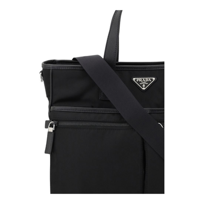 Bolso tote XT & Co Prada en Re-Nylon negro con logo triangular, asas de piel y correa ajustable al hombro.