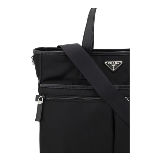 Bolso tote XT & Co Prada en Re-Nylon negro con logo triangular, asas de piel y correa ajustable al hombro.