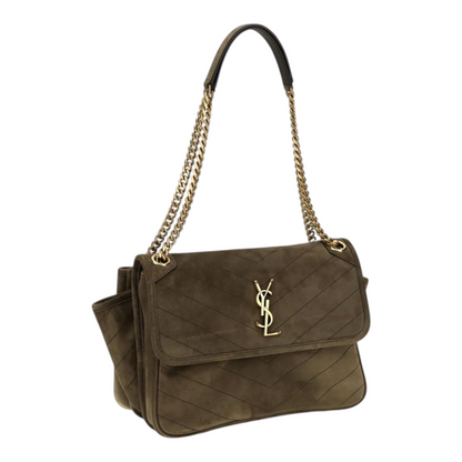 Bolso de hombro XT & Co Niki Tripouch en ante verde oliva con costuras chevron, emblema Cassandre y cadena de bronce.