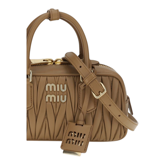 Bolso de hombro Arcadie de XT & Co en piel beige con textura matelassé, asas tubulares y logo metálico frontal.