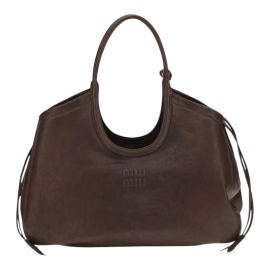 Bolso tote Miu Miu Ivy de piel nappa marrón con asas, cordones laterales y logo grabado, disponible en XT & Co