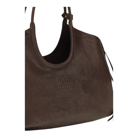 Bolso tote Miu Miu Ivy de piel nappa marrón con efecto envejecido y logo grabado, disponible en XT & Co