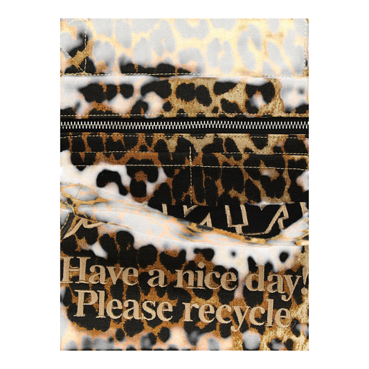 Detalle interior del bolso tote de leopardo XT & Co con cremallera y mensaje bordado Have a nice day Please recycle