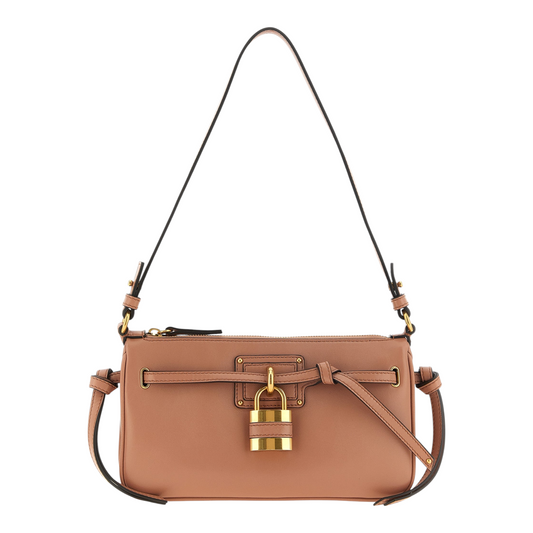 Bolso clutch Chloé Paddington de XT & Co en piel de cordero rosa con candado dorado y correa ajustable.