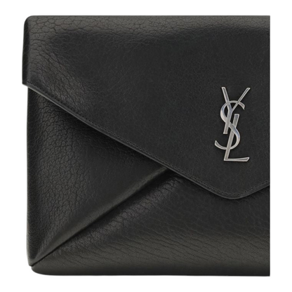 Bolso de mano grande Cassandre de XT & Co en piel de becerro negra con solapa y logotipo plateado
