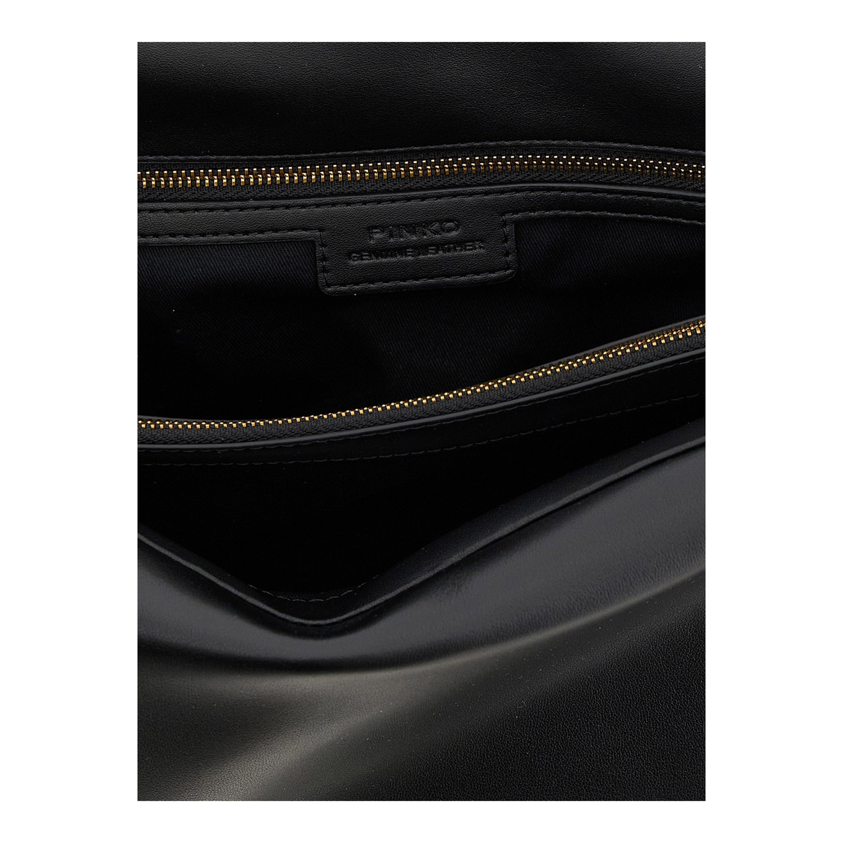 Interior del bolso bandolera Click Soft Classic de XT & Co en piel de cordero negra con bolsillo con cremallera