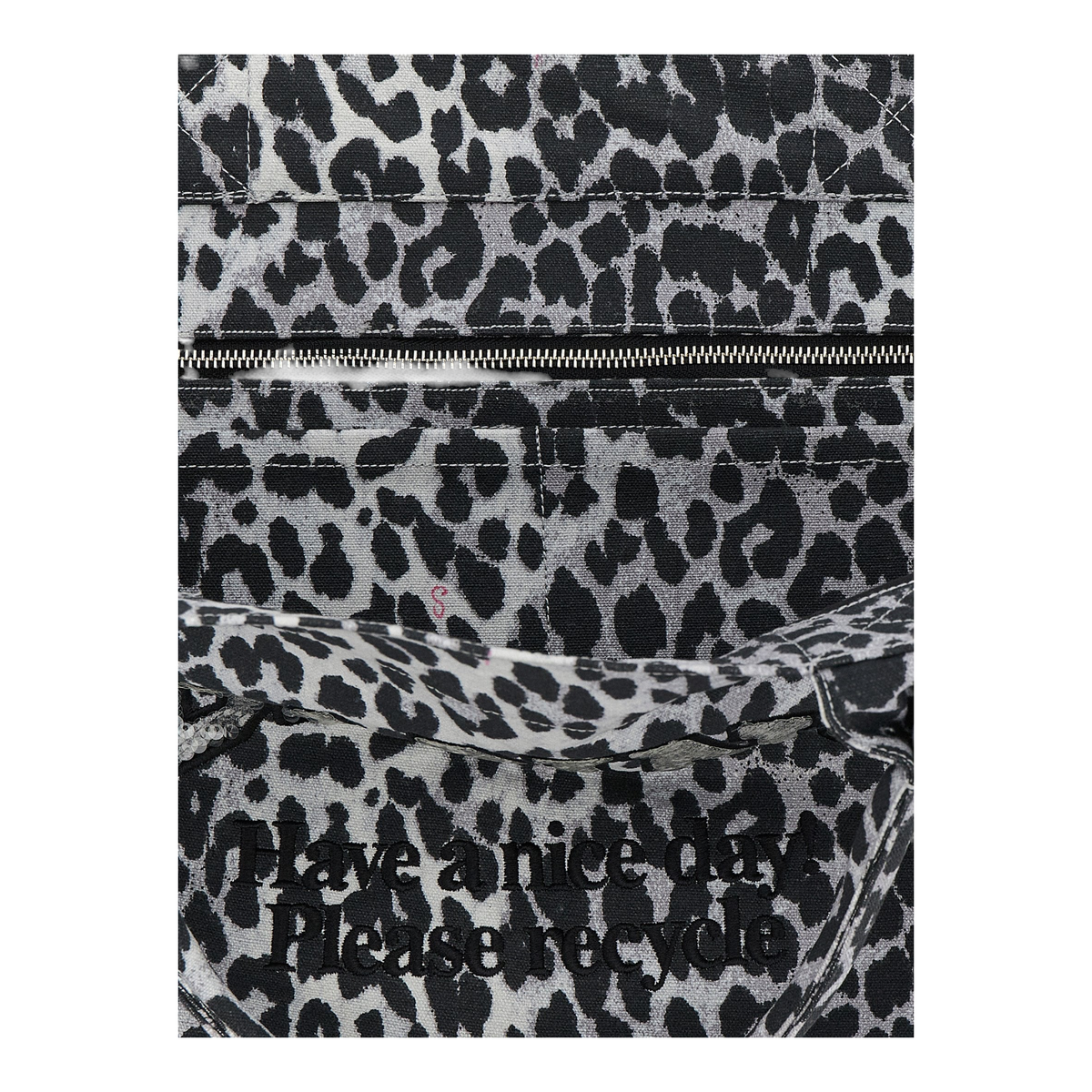 Detalle interior del bolso tote XT & Co de algodón reciclado gris con estampado de leopardo y mensaje bordado