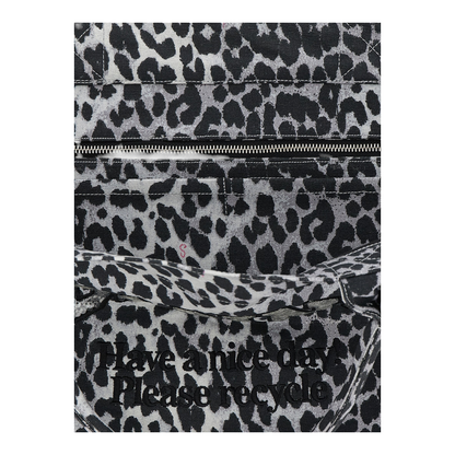 Detalle interior del bolso tote XT & Co de algodón reciclado gris con estampado de leopardo y mensaje bordado