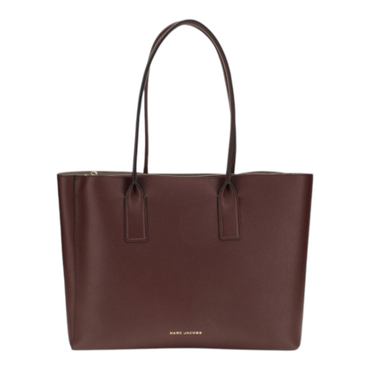 Bolso tote Marc Jacobs de piel de becerro marrón con asas largas y logo frontal, disponible en XT & Co.