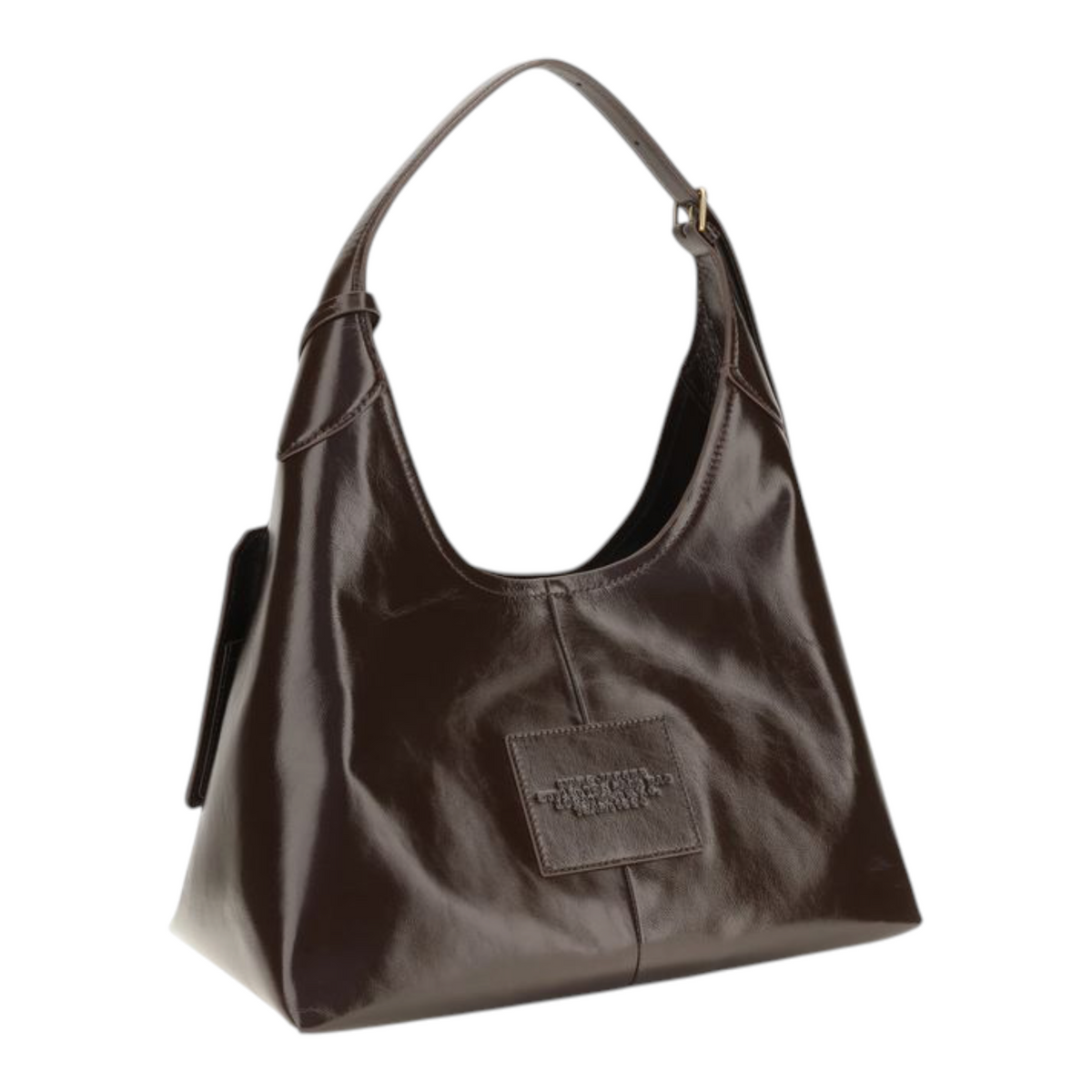 Bolso de hombro XT & Co The Belted Sack en piel marrón brillante con efecto arrugado y etiqueta de equipaje grande.