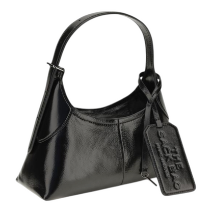 Bolso de hombro XT & Co Small Belted Sack en piel negra brillante con etiqueta de equipaje y correa ajustable