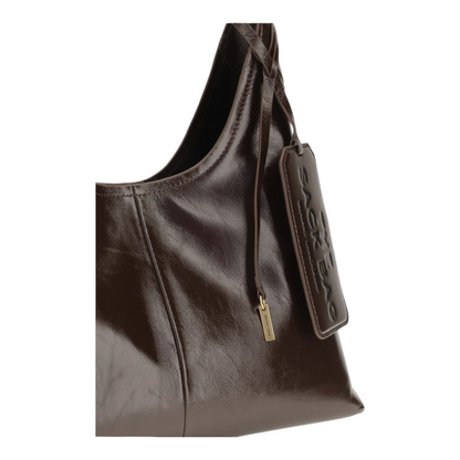 Bolso saco XT & Co marrón de piel arrugada brillante con correa ajustable y etiqueta de equipaje grande