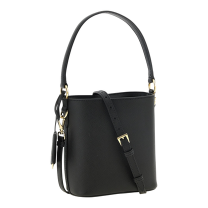 Bolso tipo cubo mini XT & Co en piel Saffiano negra con asa superior, correa ajustable y detalles metálicos dorados.