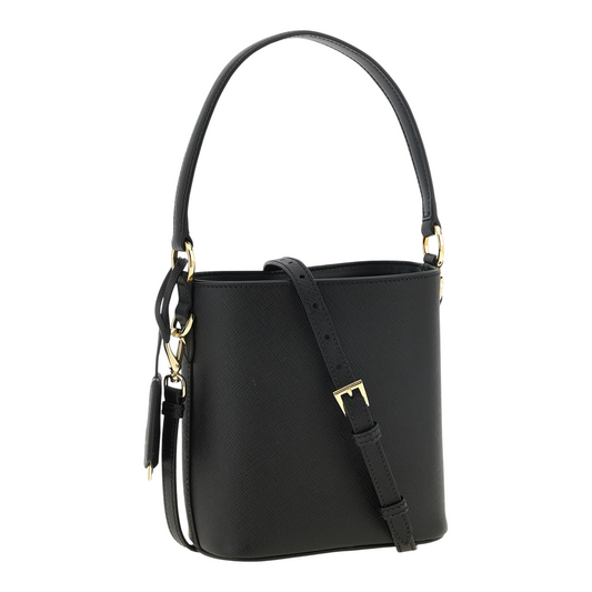 Bolso tipo cubo mini XT & Co en piel Saffiano negra con asa superior, correa ajustable y detalles metálicos dorados.