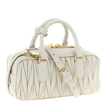Bolso Arcadie de XT & Co en piel nappa blanca matelassé con asas tubulares, cremallera superior y logo metálico