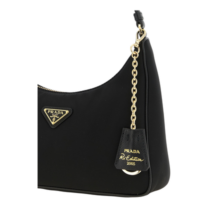 Bolso de hombro XT & Co Prada Re-Edition 2005 negro de Re-Nylon con logo triangular esmaltado y detalles dorados