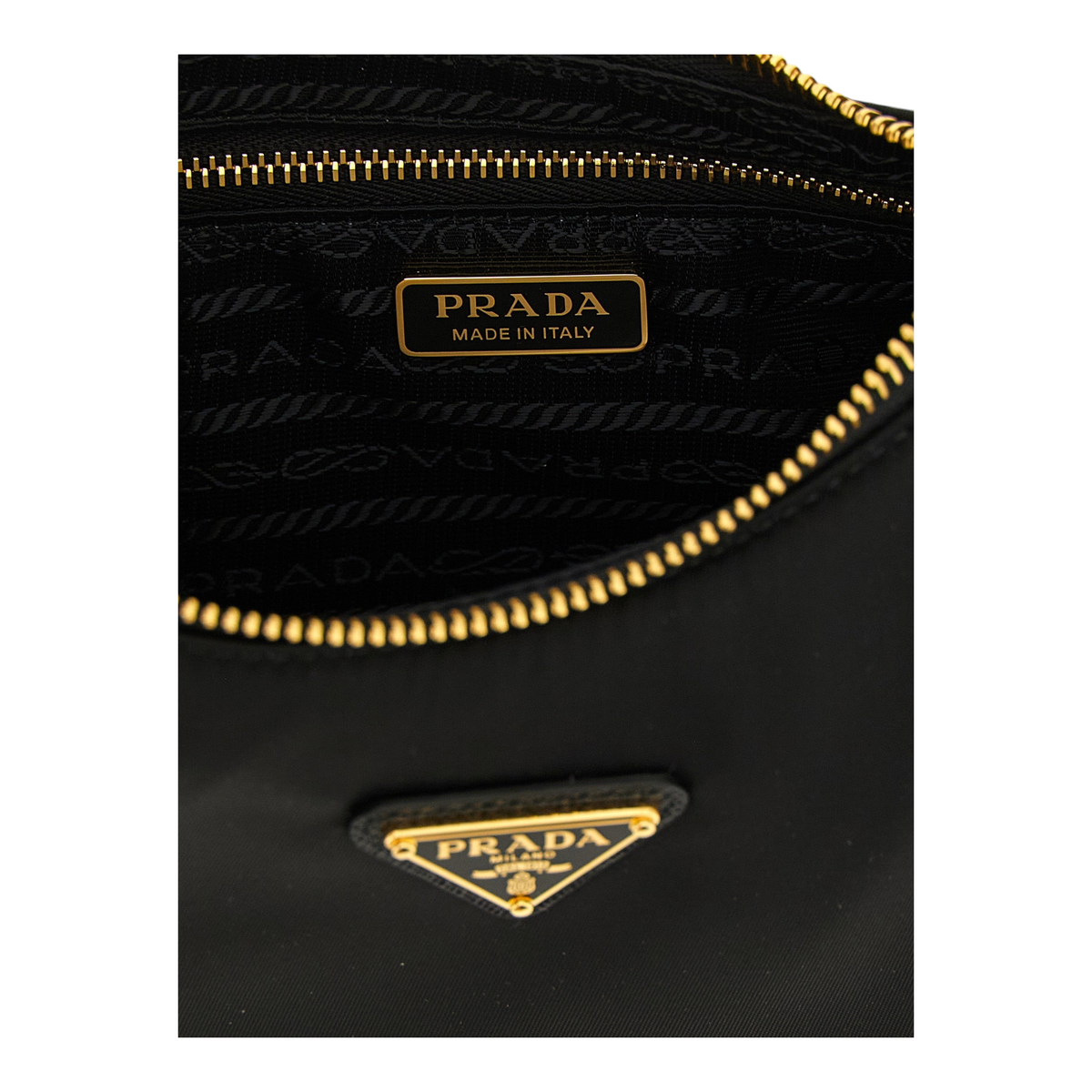 Interior de bolso XT & Co Prada Re-Edition 2005 con forro de nailon negro, cremallera dorada y placa de logo