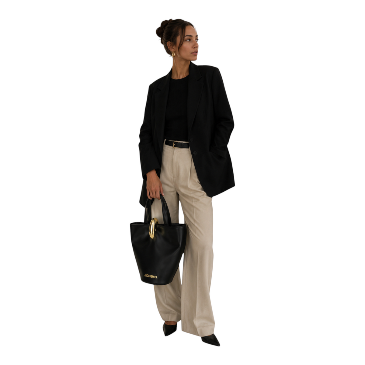 Modelo con bolso XT & Co Le Bambola Moyen negro de piel con cierre de anilla dorada en un interior minimalista