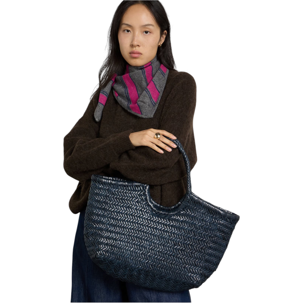 Bolso Nantucket de XT & Co en piel trenzada azul marino con asas trenzadas y colgante de San Cristóbal