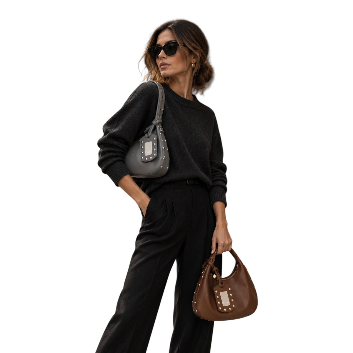 Mujer con bolso hobo marrón con tachuelas de XT & Co, diseño compacto de piel reciclada con asa superior y logo.