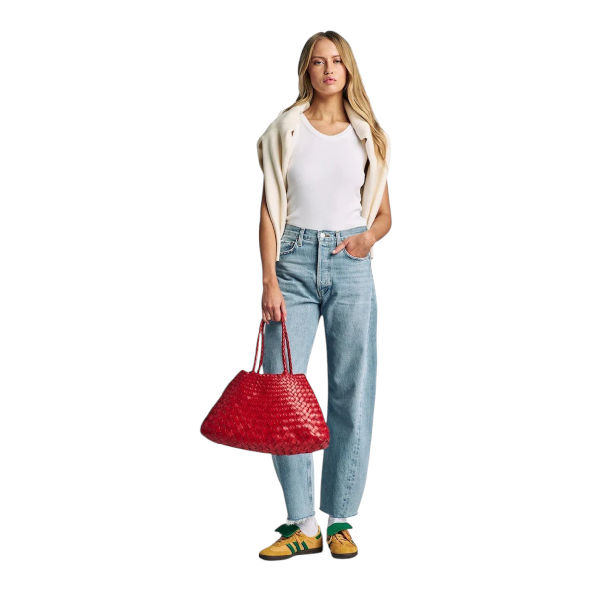 Modelo sosteniendo un bolso de hombro Dragon Diffusion Santa Croce rojo trenzado de piel de becerro de XT & Co