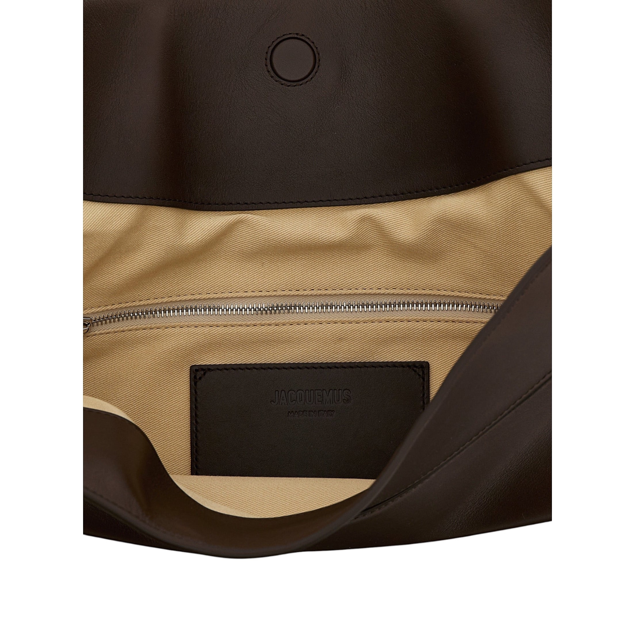 Interior del bolso de hombro marron Jacquemus Le Sac Ovalo de XT & Co con forro de algodon y etiqueta de cuero