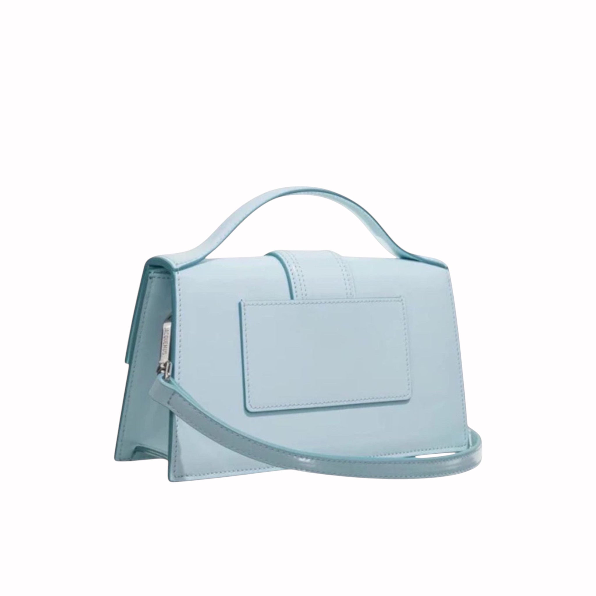 Bolso Jacquemus Le Grand Bambino de XT & Co en cuero azul pálido con asa superior y bolsillo trasero para tarjetas