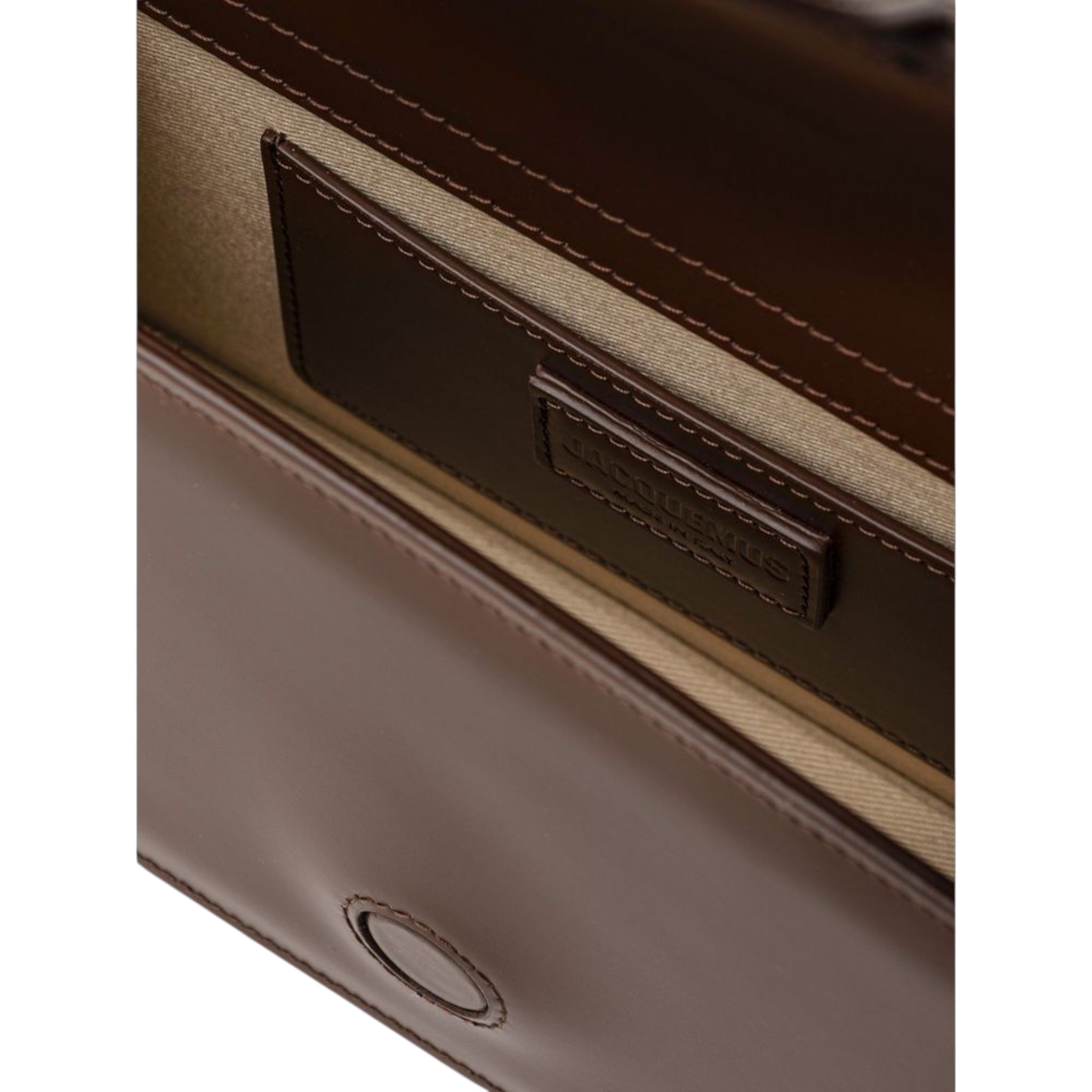 Interior del bolso de piel marron Jacquemus Le Grand Bambino con bolsillo y logo grabado en XT & Co