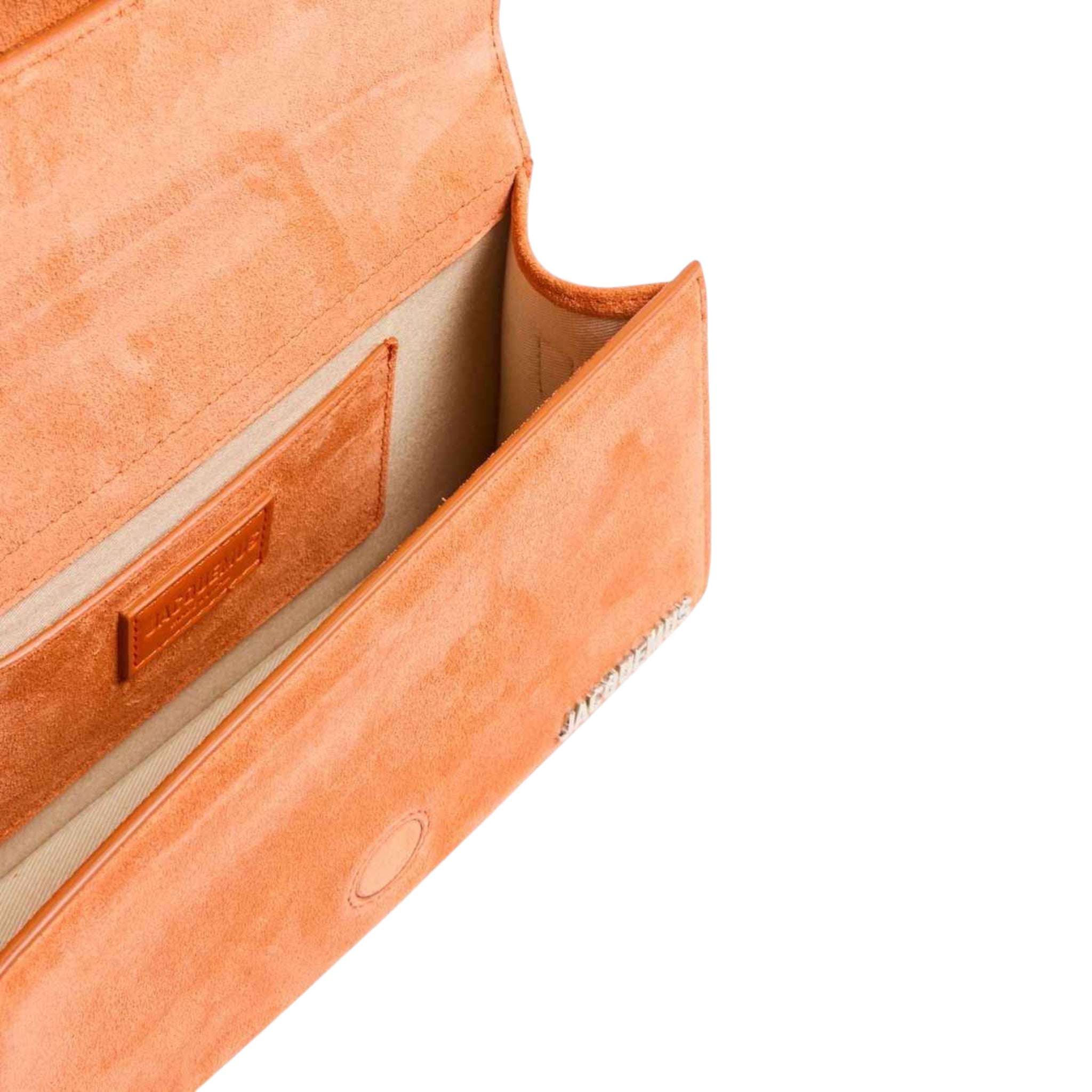 Interior del bolso Jacquemus Le Grand Bambino de XT & Co en piel color terracota con forro y bolsillo interior