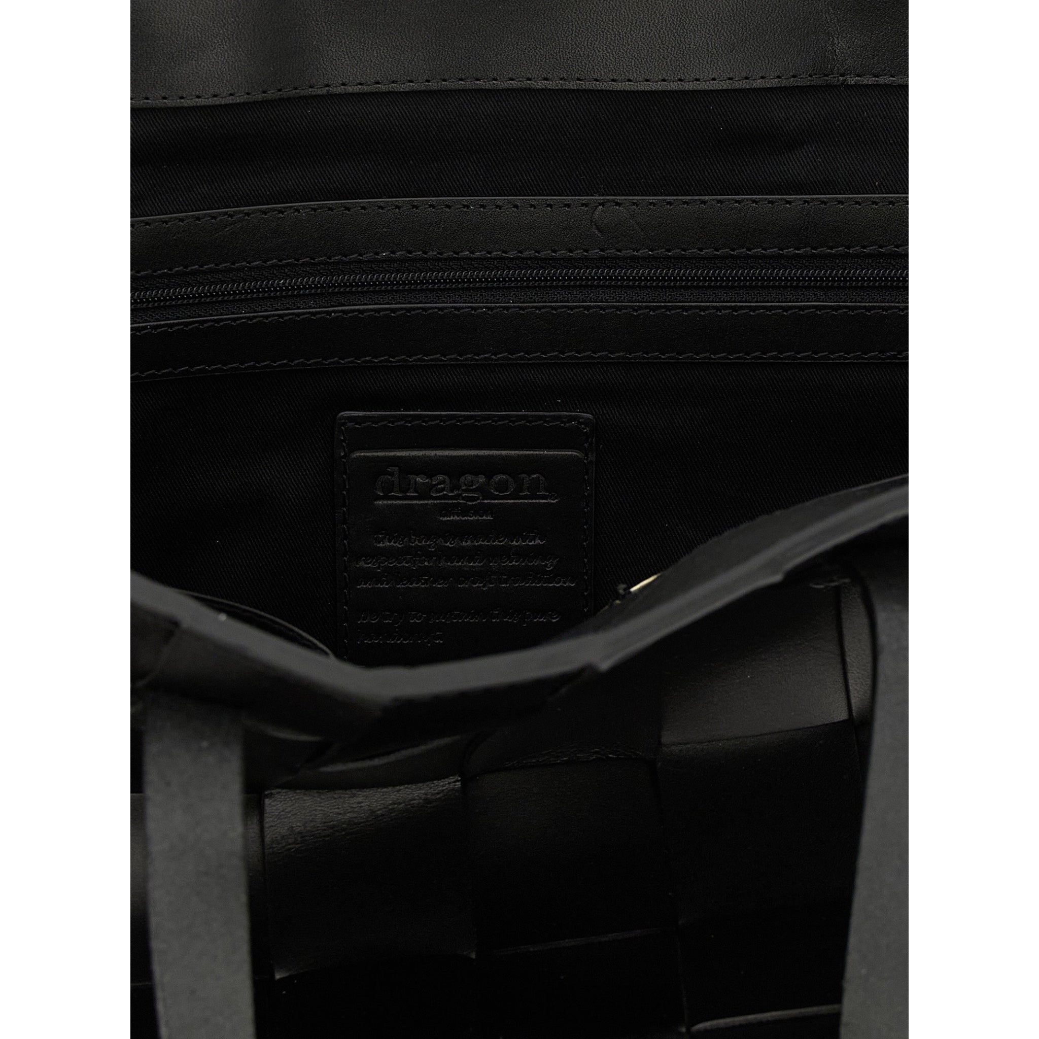 Interior del bolso tote Japan de XT & Co en piel de becerro negra con forro textil y bolsillo con cremallera