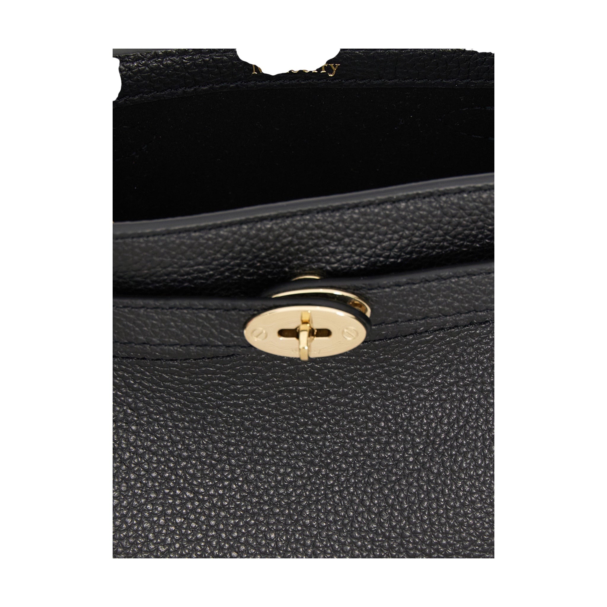 Detalle del cierre metálico dorado Postman's Lock en el bolso tipo cubo Mulberry Islington de piel negra de XT & Co